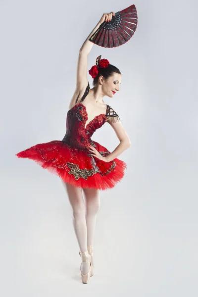 Zarte dünne Ballerina im Studio — Stockfoto