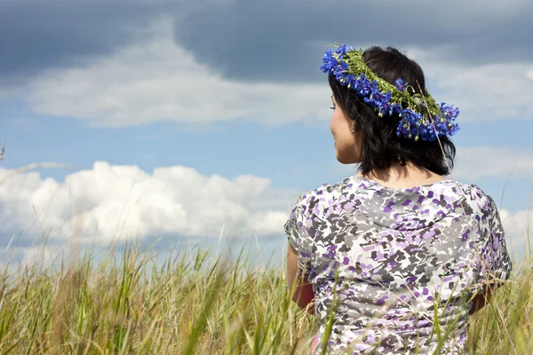 Vrouw op het veld. uitzicht vanaf de achterkant. zomer — Stockfoto