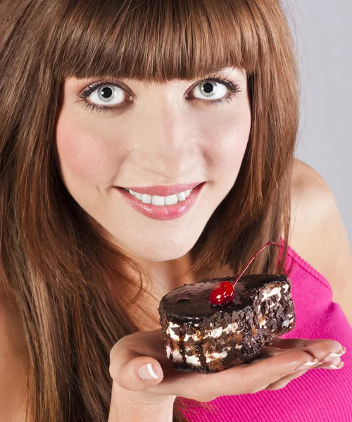 Jonge mooie vrouw met een taart — Stockfoto