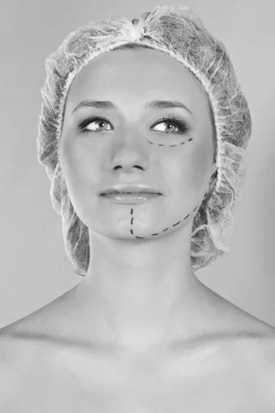 穿孔行の美しい若い女性 — ストック写真
