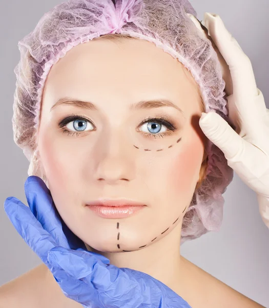 Cirugía plástica tocando la cabeza de una hermosa cara femenina —  Fotos de Stock