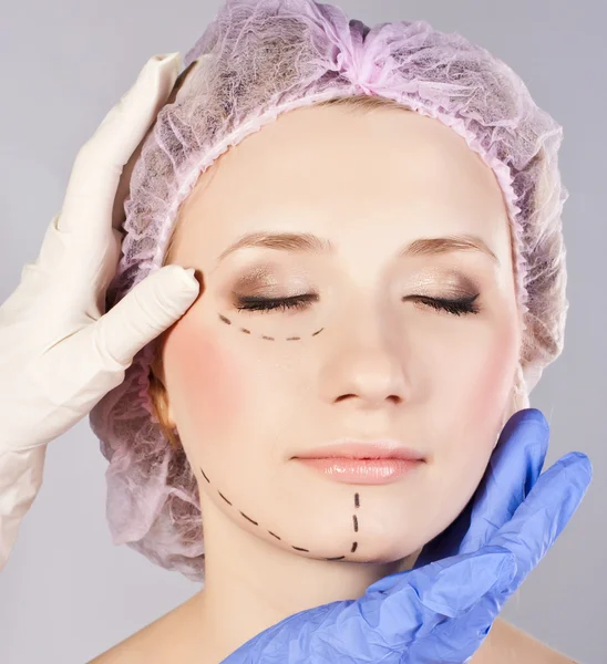 Chirurgie plastique touchant la tête d'un beau visage féminin — Photo