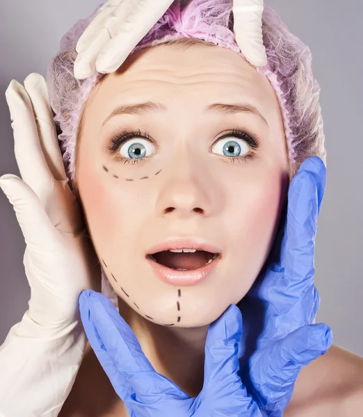 Plastická chirurgie dotýkat hlavy krásné ženské tváře — Stock fotografie