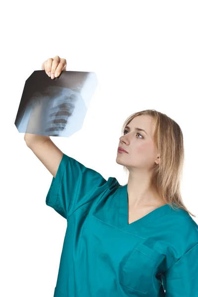 Vrolijke vrouwelijke arts op zoek op de x-ray — Stockfoto