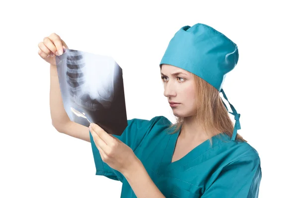 Медсестра смотрит на рентген — стоковое фото