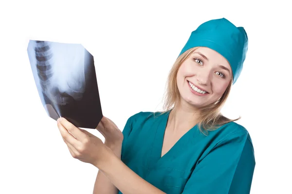 Веселая женщина-врач смотрит на рентген, студию — стоковое фото
