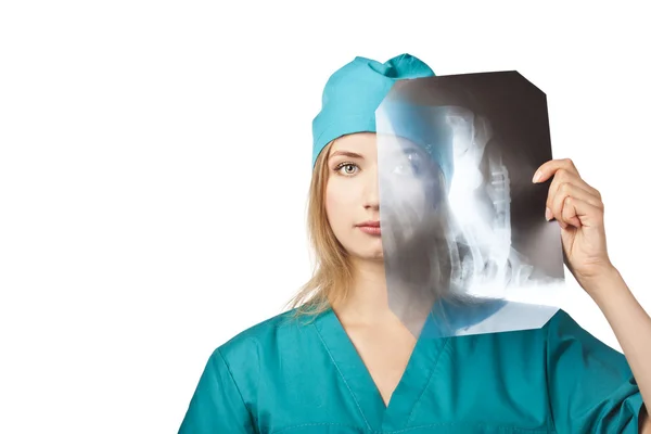 Sjuksköterska titta på röntgenbilder — Stockfoto