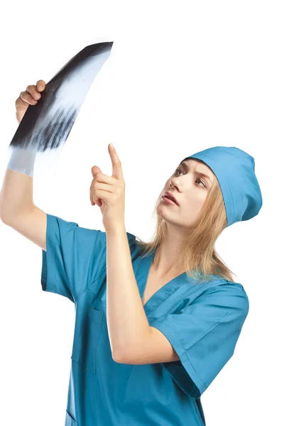 Atraente jovem enfermeira olhando para um raio-x — Fotografia de Stock