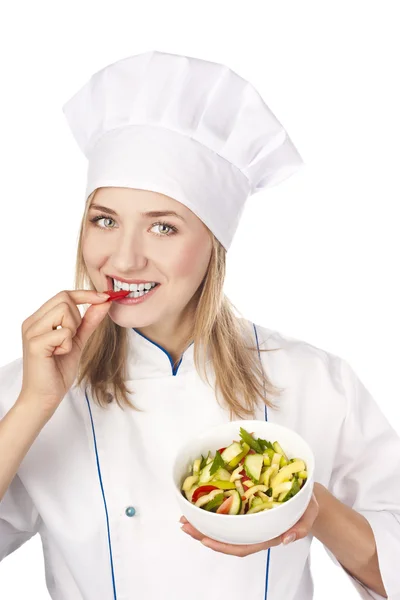 Jonge chef-kok smaak salade. Studio wit — Stockfoto