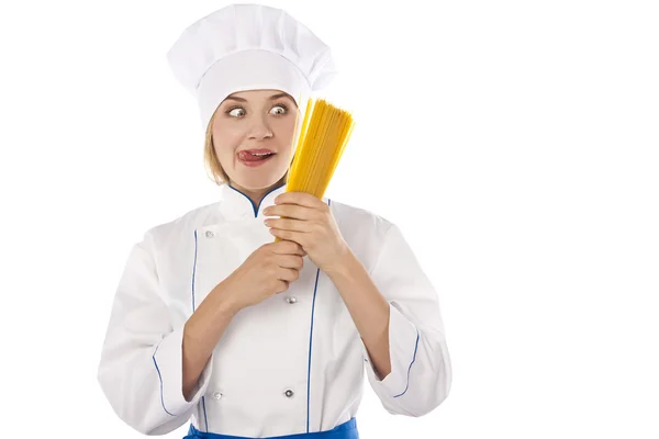 Готовить со спагетти в руках на белом фоне — стоковое фото