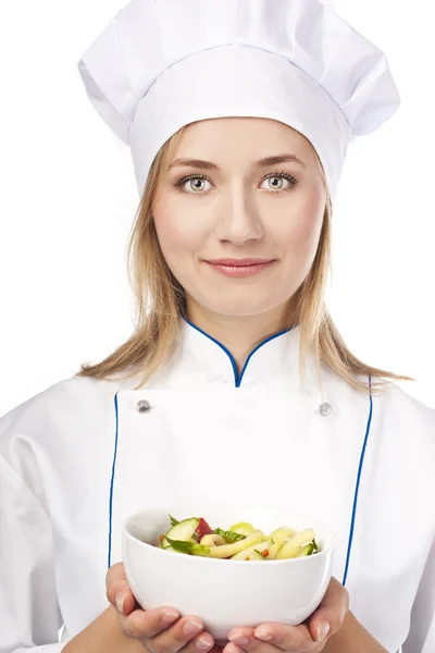 Молодой шеф-повар приготовил здоровый салат — стоковое фото