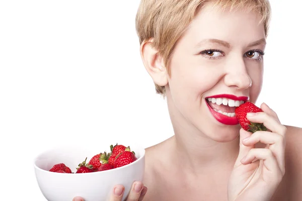 매혹적인 여자 딸기 먹고 — 스톡 사진