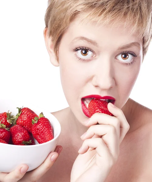 Mujer comer fresa —  Fotos de Stock