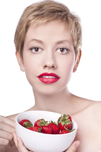 Jeune belle femme souriante heureuse à la fraise — Photo
