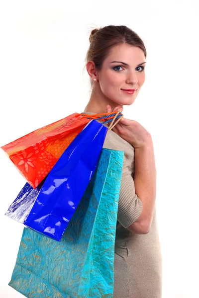 Genç ve güzel kadın alışveriş çantaları taşırken — Stok fotoğraf