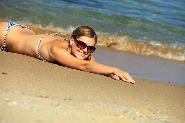 해변에서 찍은 젊은 여자의 사진 — 스톡 사진