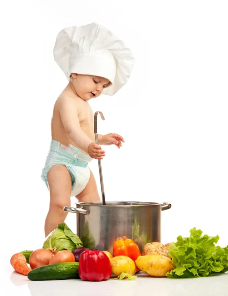 Malý chlapec s naběračkou, kastrol a zeleninou — Stock fotografie