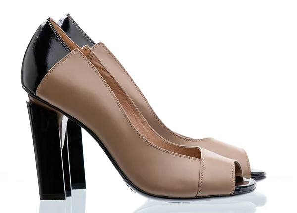 Par de zapatos de mujer de punta abierta aislados sobre blanco —  Fotos de Stock