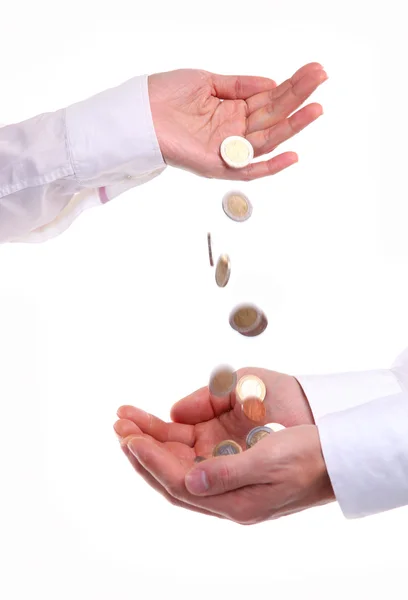 Ręka wylewać monet w męskie ręce — Zdjęcie stockowe