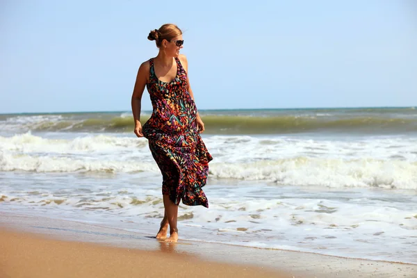Young Caucasian woman at a beach — Stock Photo, Image