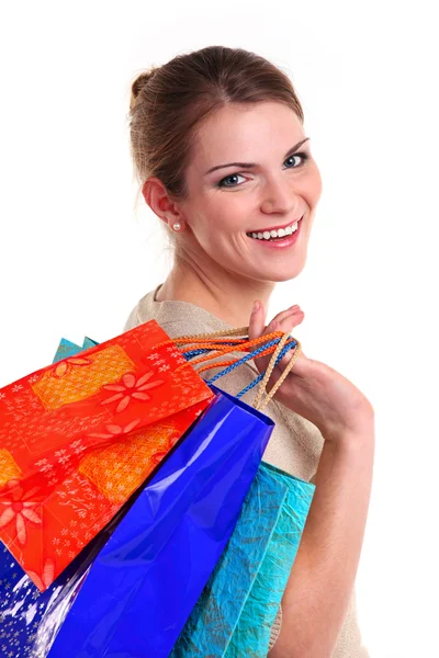 젊은 여 자가 웃는 운반 쇼핑백 미소 — 스톡 사진