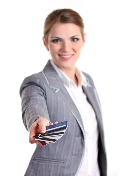 Giovane donna d'affari in possesso di carte di plastica — Foto Stock