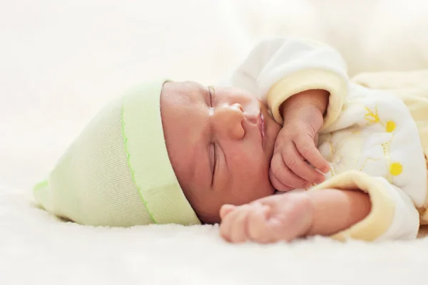 Uma semana de idade bebê menino dormindo — Fotografia de Stock