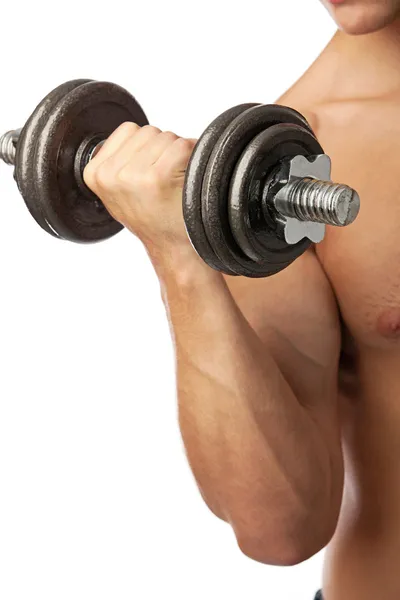 Обрезанный вид мускулистого человека, поднимающего тяжести — стоковое фото