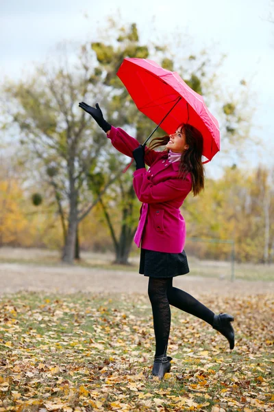 秋の公園で傘を持つ若い美しい女性 — ストック写真
