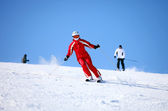 mladá samice lyžař na svahu hory