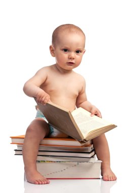 bir kitap yığını üzerinde oturan bir çocuk portresi
