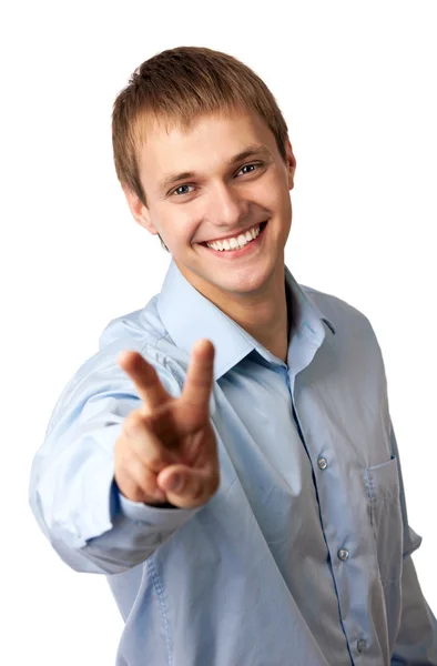 Молодой кавказский человек ярко улыбается и показывает знак мира — стоковое фото