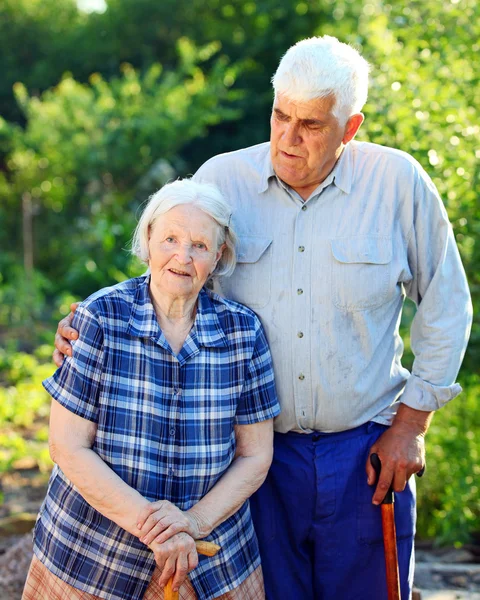 Portrait of a mature man and his senior mother outdoors — Stock Photo, Image