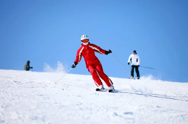 Mladá samice lyžař na svahu hory — Stock fotografie