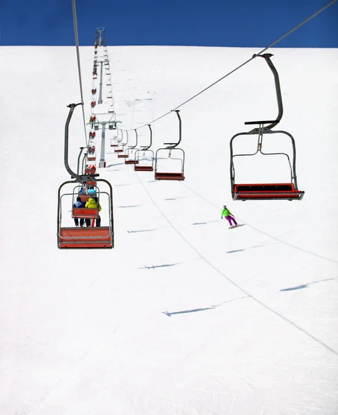 Stoeltjesliften naar de de top van een helling, Skiën resort — Stockfoto