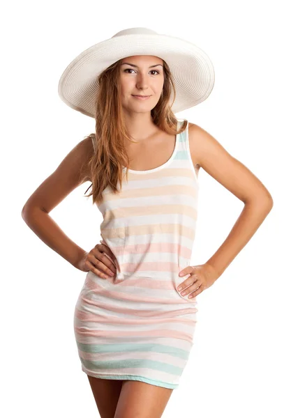 Linda chica joven en ropa de verano y con un sombrero —  Fotos de Stock