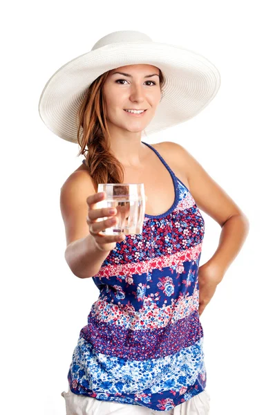 Menina bonita alegre segurando um copo de água — Fotografia de Stock