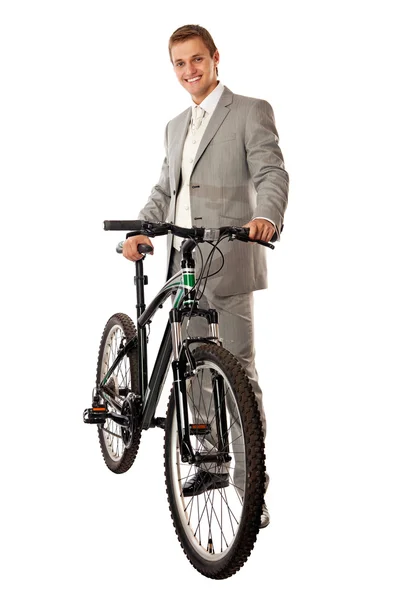 Attraktiv ung man i en kostym står bredvid en cykel — Stockfoto