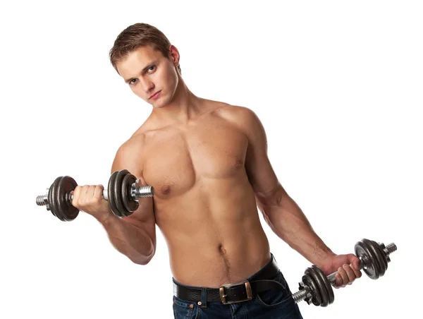 Muscular jovem levantando pesos sobre branco — Fotografia de Stock