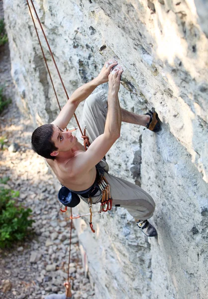Rock climber focusing on the next movement — Stock Photo, Image