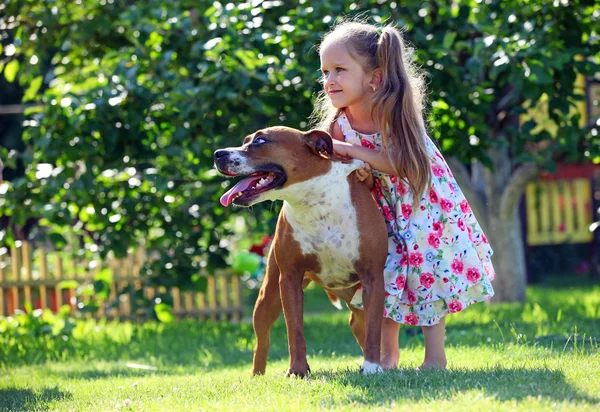 Linda niña de cuatro años jugando con su perro —  Fotos de Stock