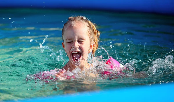 Petite fille s'amuser dans la piscine — Photo