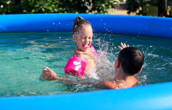 Les enfants s'amusent dans la piscine — Photo