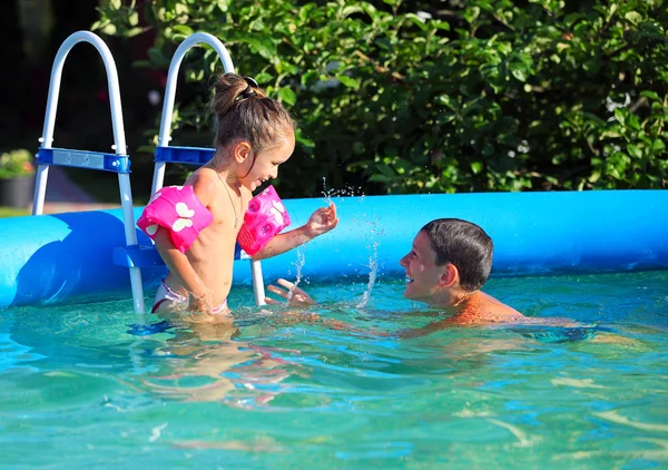 Les enfants s'amusent dans la piscine — Photo