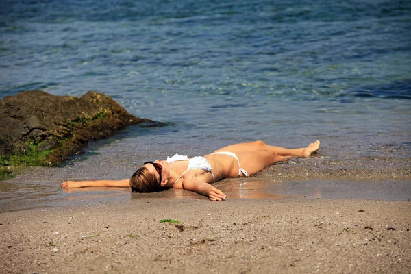 Ritratto di una giovane signora che si rilassa sulla spiaggia — Foto Stock