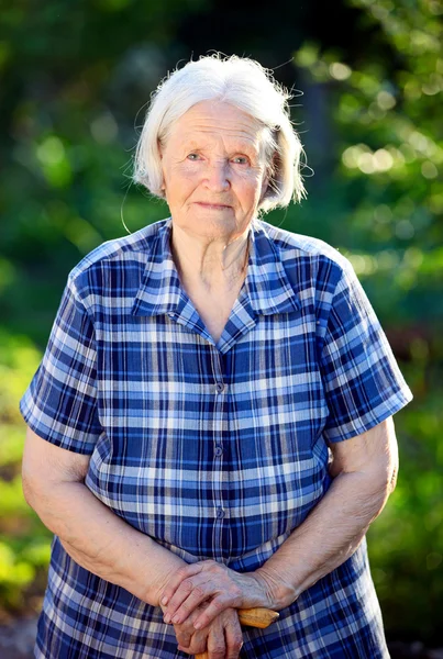 Portrait of a smiling elderly woman outdoors — Stock Photo, Image
