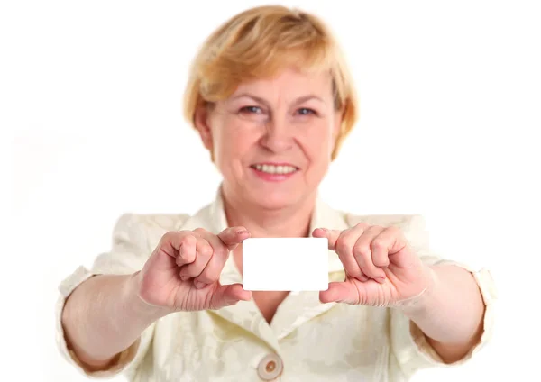 Mujer de negocios madura sonriente sosteniendo en blanco tarjeta de visita vacía o tarjeta de plástico —  Fotos de Stock
