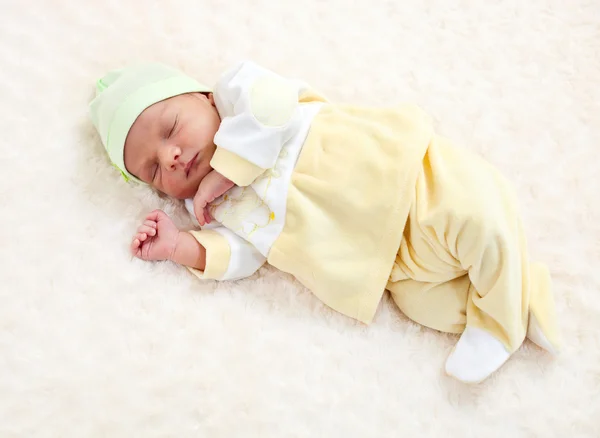 Uma semana de idade bebê menino dormindo — Fotografia de Stock