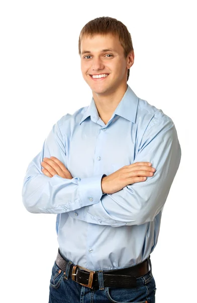 Усміхнений молодий чоловік стоїть зі складеними руками на білому — стокове фото