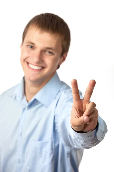 Kaukasiska ung leende ljust och visar ett peace-tecken — Stockfoto